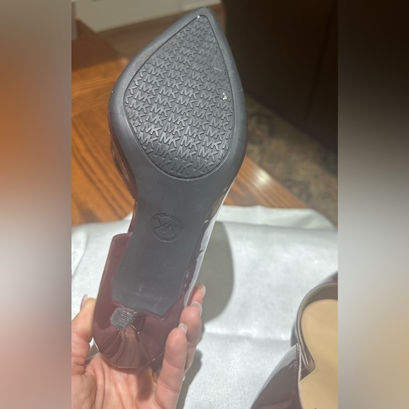 MICHAEL KORS MAROON PATENT LEATHER PUMPS SZ 8 LIKE NEW CONDITION - Picture 11 of 12